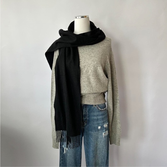 Black 100% cashmere scarf with fringe. - Picture 4 of 6